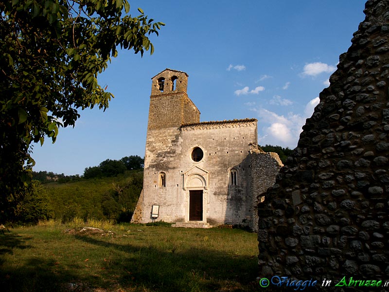 22-P8239680+.jpg - 22-P8239680+.jpg - L'antica chiesa di "S. Giovanni ad Insulam" (XII sec.) e le rovine del Monastero Benedettino.
